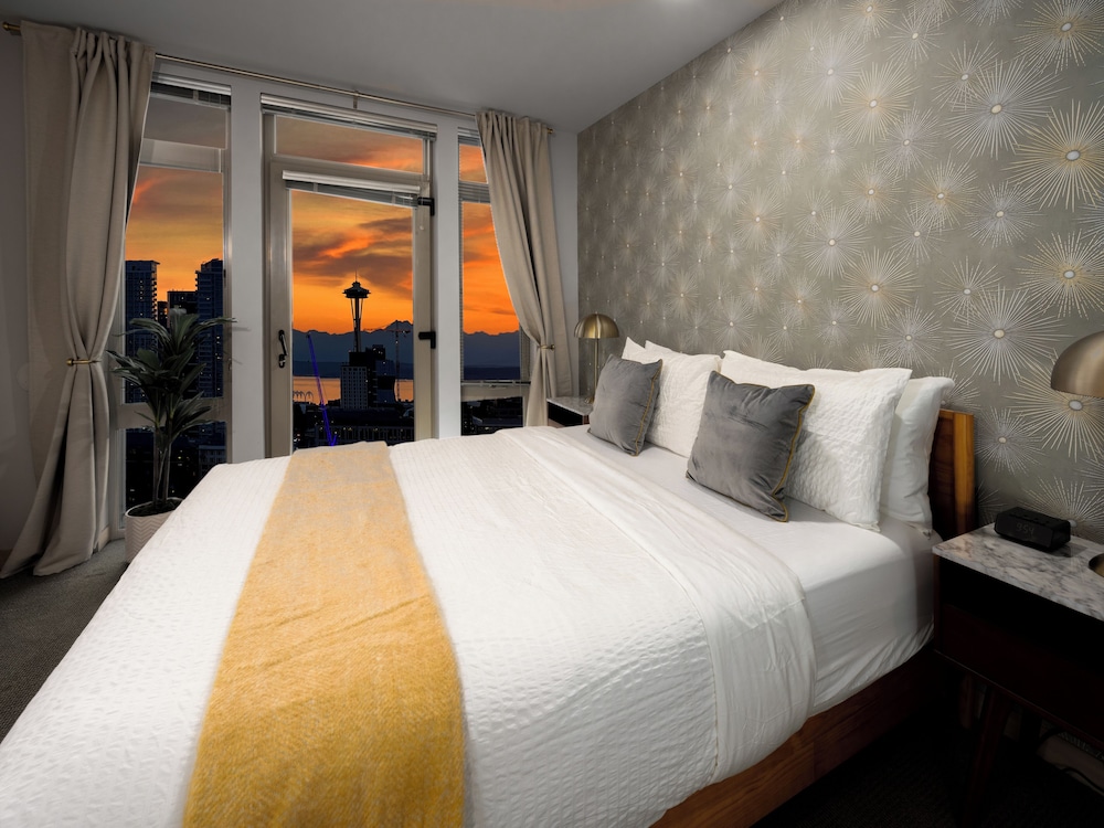 Curated visual reference: Space Needle Mountain Sound Views Luxe Penthouse Near Downtown W Photo Inspiration