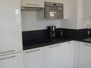 Private kitchen - Seaside Apartment with Pool, A/C, and Garage - Sleeps 6, Port Camargue (Port Camargue)