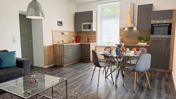 Kühlschrank, Mikrowelle, Ofen, Herdplatte