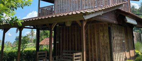 Una casa de madera con balcón y porche cubierto.