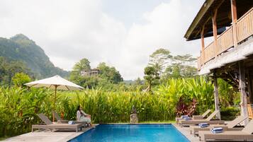 Una piscina al aire libre