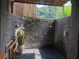 Minibar, cortinas blackout, tabla de planchar con plancha y cunas 