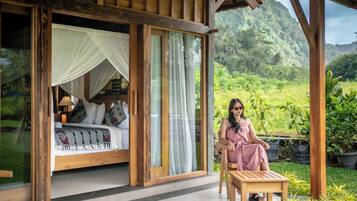 Minibar, cortinas blackout, tabla de planchar con plancha y cunas