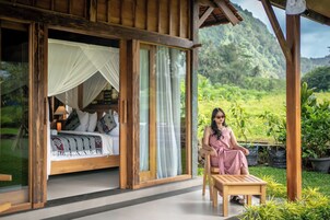 Minibar, cortinas blackout, tabla de planchar con plancha y cunas 