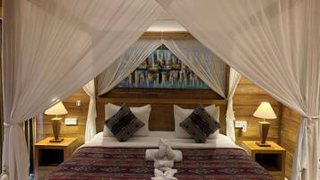 Minibar, cortinas blackout, tabla de planchar con plancha y cunas