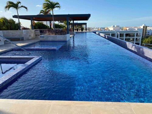 Beach Front/Luxury/4 BDRM/Heated Pool/WiFi