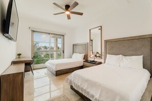 4 makuuhuonetta, työpöytä, silitysrauta/-lauta, vauvan matkasänky