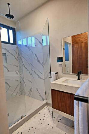 Dusche, Haartrockner, Shampoo