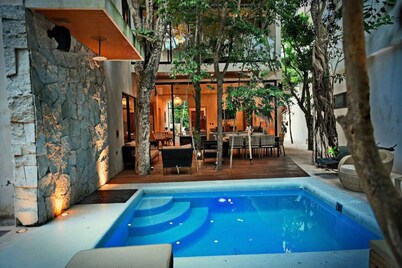 Luxury 5-BR Oasis: Golf, Private Pool, Beach!