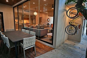Un intérieur moderne comprenant un coin repas, une cuisine et un vélo fixé au mur.