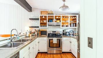 Fridge, oven, stovetop, dishwasher