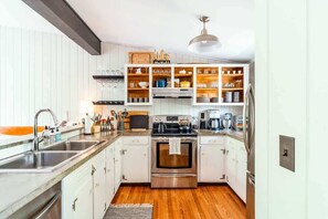 Frigorífico, horno, placa de cocina y lavavajillas