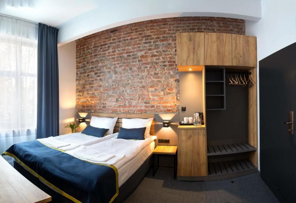 Caja de seguridad en la habitación y escritorio 