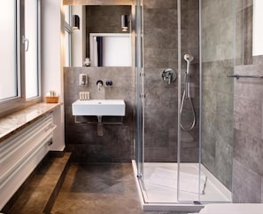 Shower, hair dryer, towels - Hotel Mokotów (Warsaw)