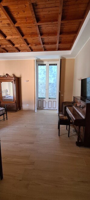 Deluxe-rum | 5 sovrum, memory foam-madrasser och värdeförvaringsskåp på rummet