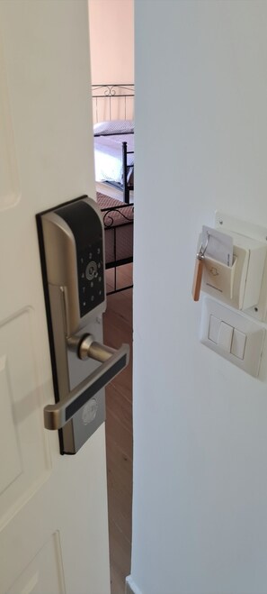 5 chambres, matelas mémoire de forme, coffres-forts dans les chambres