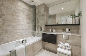 Hårføner, bidé, håndklær og såpe