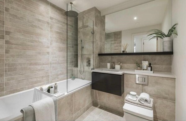 Secadora de cabello, bidet, toallas, jabón 