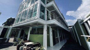 Un edificio moderno de varios pisos con amplias ventanas y balcones.