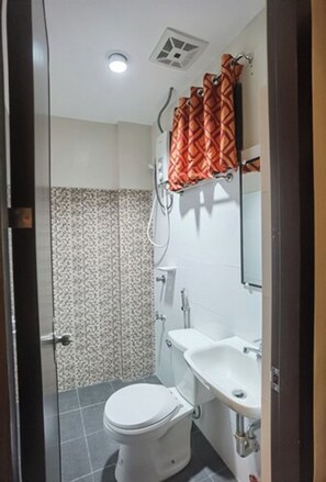 Deluxe Twin Room | Bathroom | Shower, rainfall showerhead - Delta Star Manor (Naga)