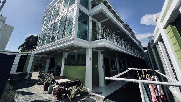 Un edificio moderno de varios pisos con amplias ventanas y balcones.