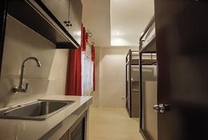 Deluxe Twin Room | Private kitchen - Delta Star Manor (Naga)