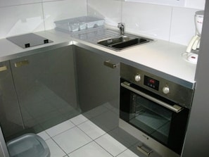 Private kitchen - Charming 6-Person Duplex with Garden, Terrace, and Pool Access in Le Grau-du-Roi (Le Grau-du-Roi)