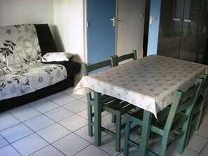 Dining - Charming 6-Person Duplex with Garden, Terrace, and Pool Access in Le Grau-du-Roi (Le Grau-du-Roi)