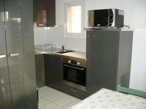 Private kitchen - Charming 6-Person Duplex with Garden, Terrace, and Pool Access in Le Grau-du-Roi (Le Grau-du-Roi)