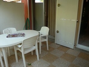 Outdoor dining - Charming 6-Person Duplex with Garden, Terrace, and Pool Access in Le Grau-du-Roi (Le Grau-du-Roi)