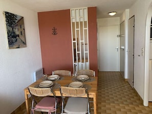 Dining - Cozy apartment for 4, near beach and shops in Port Camargue, private parking (Port Camargue)