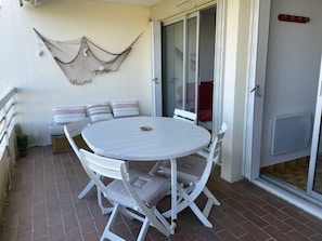 Outdoor dining - Cozy apartment for 4, near beach and shops in Port Camargue, private parking (Port Camargue)