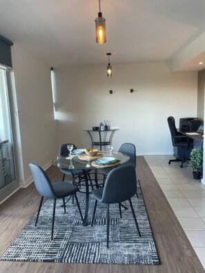 Basic Apartment, 1 Double Bed | Dining