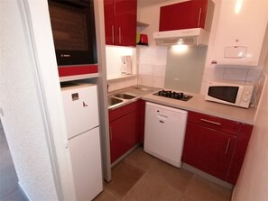 Private kitchen - 2-room apartment with private parking, 600m from shops (Port Camargue)