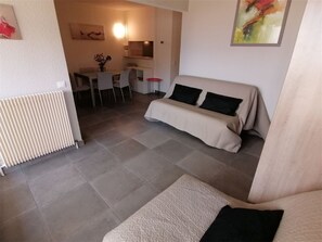 Living area - 2-room apartment with private parking, 600m from shops (Port Camargue)