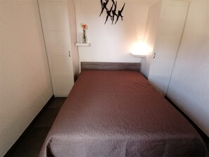 Room - 2-room apartment with private parking, 600m from shops (Port Camargue)