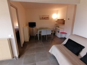 Living area - 2-room apartment with private parking, 600m from shops (Port Camargue)