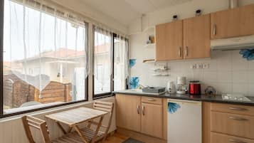 Kühlschrank, Herdplatte, Wasserkocher mit Kaffee-/Teezubehör, Toaster