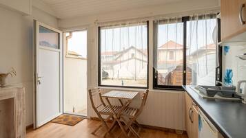 Réfrigérateur, plaque de cuisson, cafetiÚre/bouilloire, grille-pain