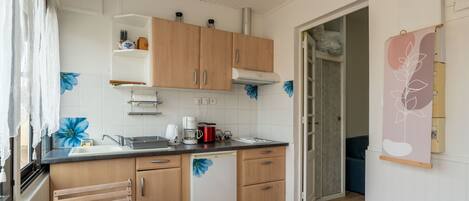 Fridge, stovetop, coffee/tea maker, toaster
