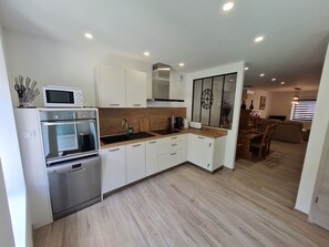 Kjøleskap, mikrobølgeovn og oppvaskmaskin