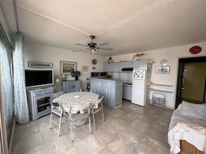 Living area - 2-room apartment with terrace and parking - 50m from the beach, Le Grau du Roi (Port Camargue)