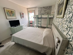 Room - 2-room apartment with terrace and parking - 50m from the beach, Le Grau du Roi (Port Camargue)