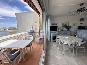 Outdoor dining - 2-room apartment with terrace and parking - 50m from the beach, Le Grau du Roi (Port Camargue)