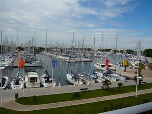 Marina - 2-room apartment, sleeps 5 with pool and parking in Port Camargue (Port Camargue)