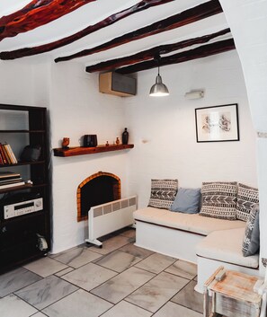 Televisión y chimenea