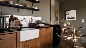 Microwave, coffee/tea maker, toaster, blender