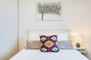 1 bedroom, individually decorated, desk, blackout curtains - Balcony City Views (Porto)
