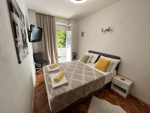 2 bedrooms, desk, iron/ironing board, WiFi