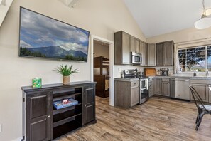 Jääkaappi, mikroaaltouuni, uuni, liesi